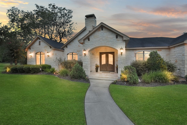 view of front facade featuring a lawn