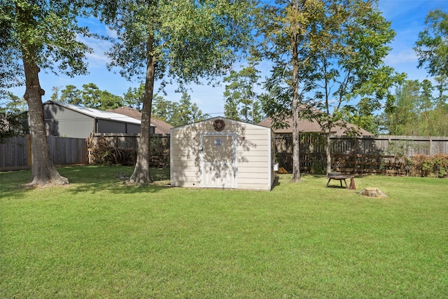 view of yard featuring a shed