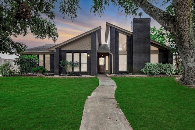 view of front of home featuring a lawn