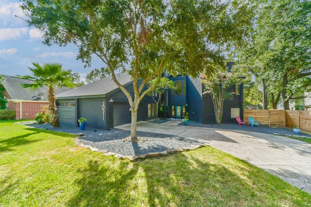 view of front of property featuring a front lawn