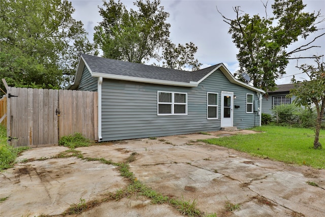 view of front facade featuring a patio area and a front lawn