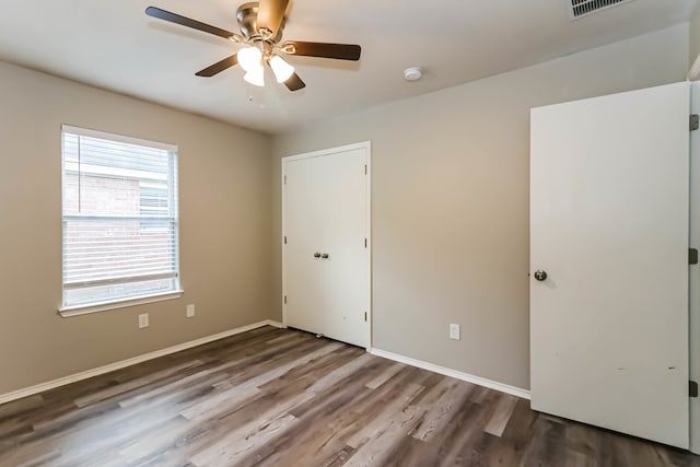 unfurnished room featuring ceiling fan and dark hardwood / wood-style floors