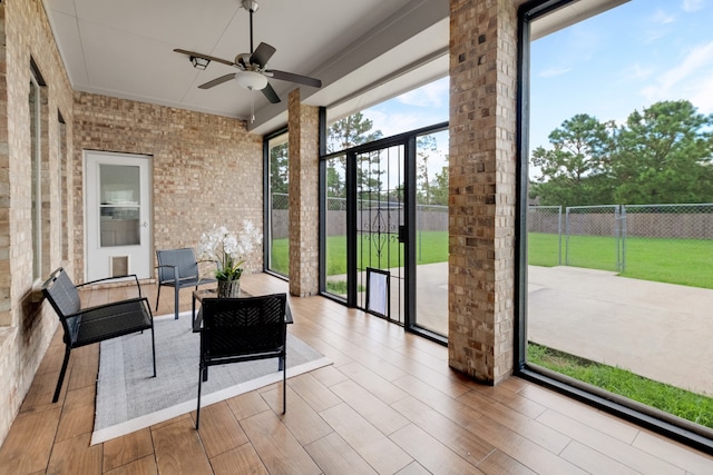 sunroom with ceiling fan