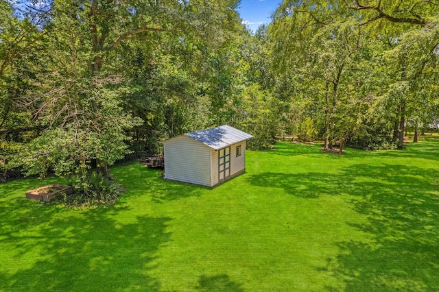 view of yard with a storage unit