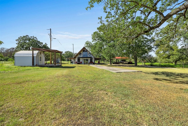 view of yard featuring an outbuilding