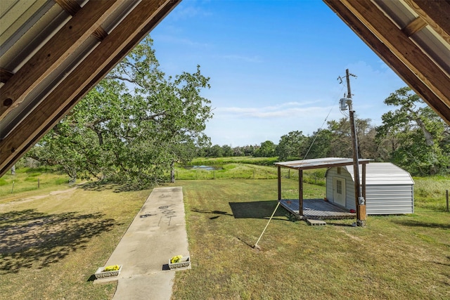 view of yard featuring a storage shed