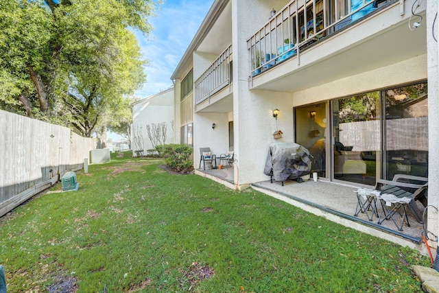 view of yard with a patio area