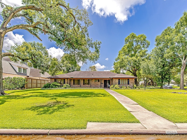 view of front of house featuring a front yard