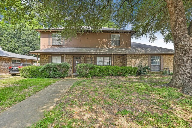 view of front of property with a front lawn