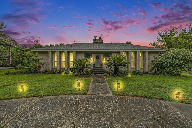 view of front facade with a lawn