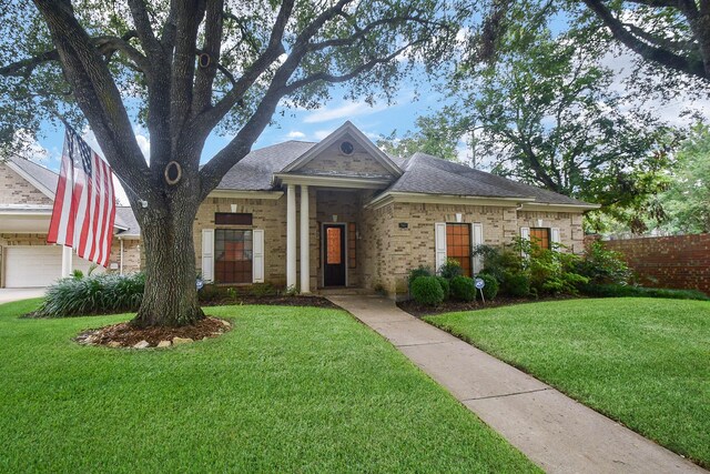 view of front of house featuring a front lawn and a garage