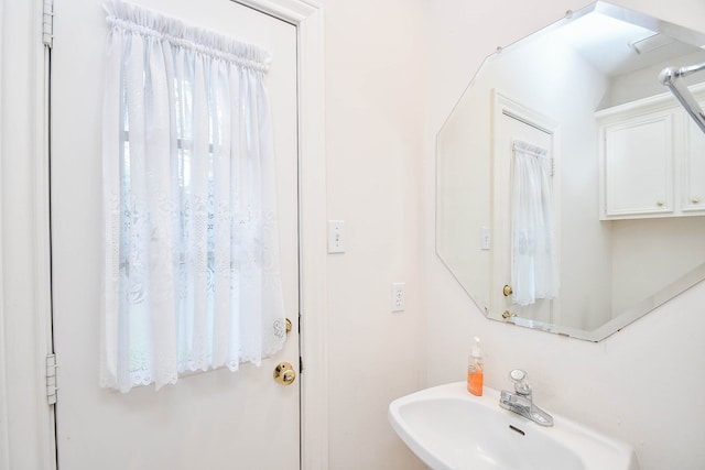 bathroom featuring sink