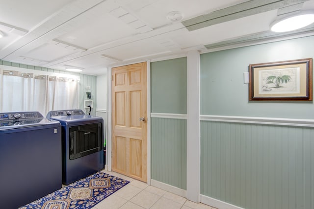 laundry area featuring washer and clothes dryer and light tile patterned floors