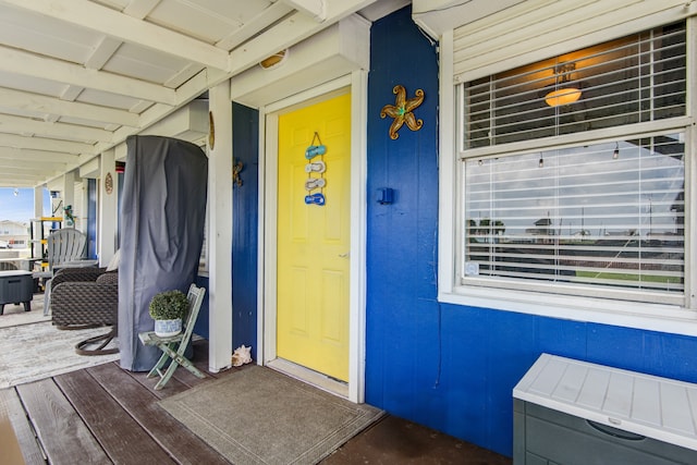 property entrance featuring a porch