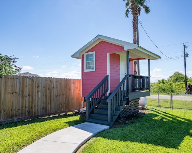 view of front facade with a front yard