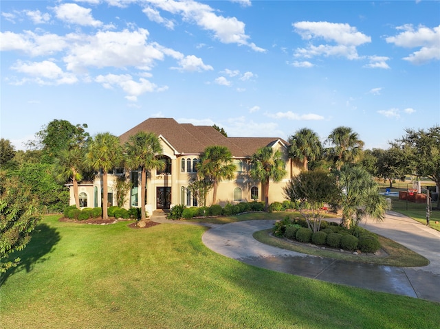 view of front facade with a front lawn