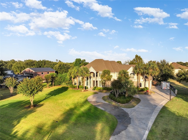 view of front of property featuring a front yard