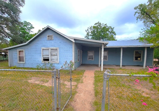 view of front of home featuring a front yard and a carport