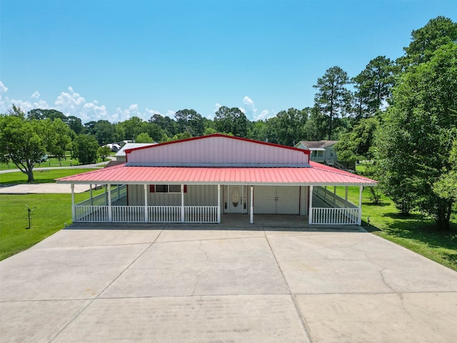 view of front of property featuring a carport and a front lawn