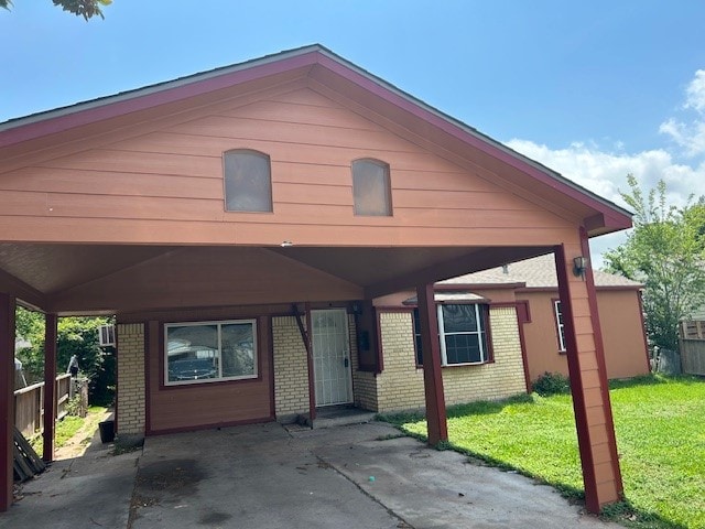 view of front of home featuring a front lawn and a carport