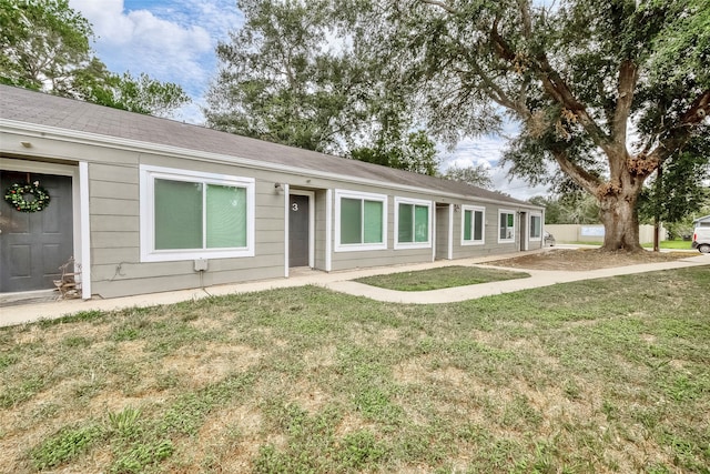 ranch-style home featuring a front lawn