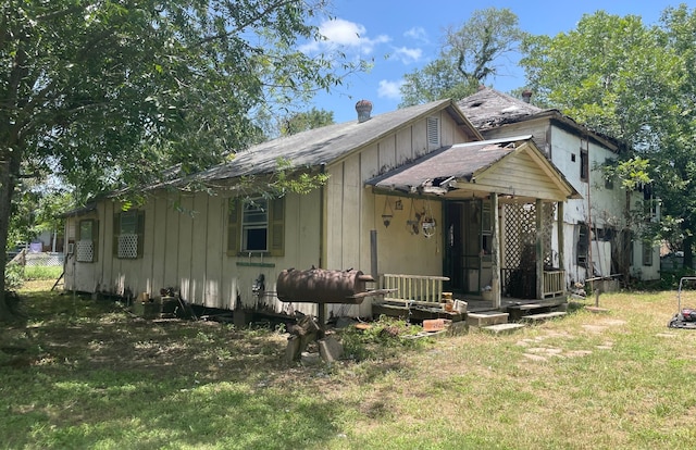 view of front of property with a front lawn