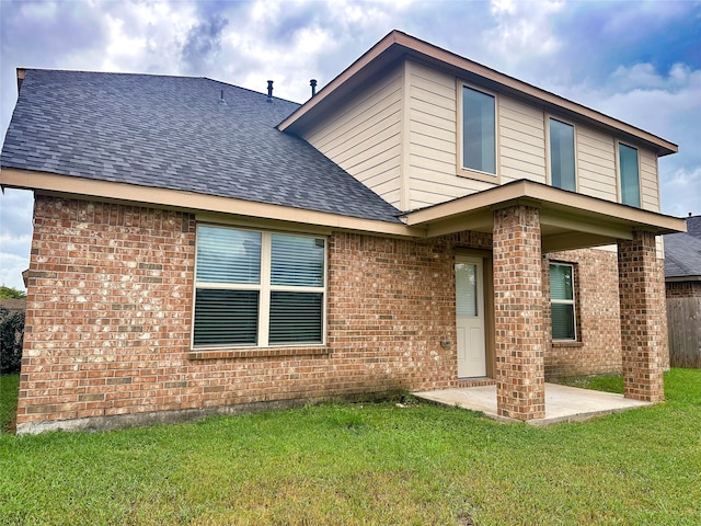 view of front facade with a front lawn