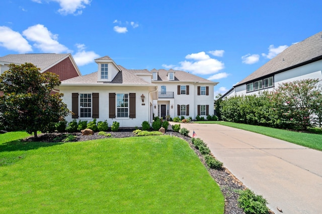 view of front of property featuring a front lawn