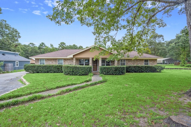 single story home with a front yard