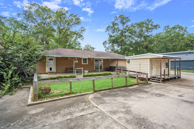 view of front of property featuring a front lawn