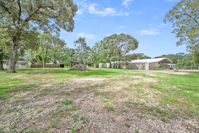 view of yard featuring an outbuilding