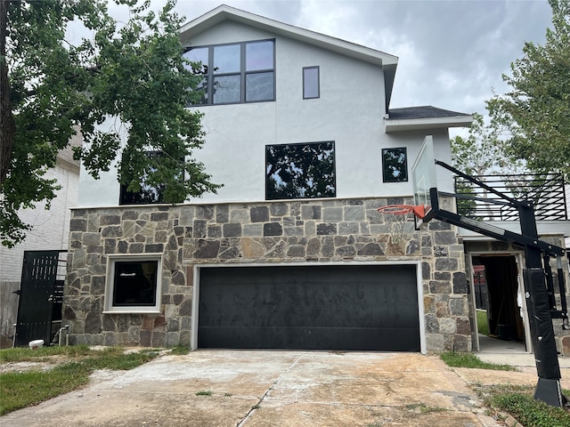 view of front facade with a garage