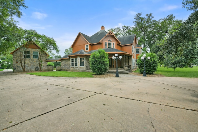 view of front facade featuring a front lawn