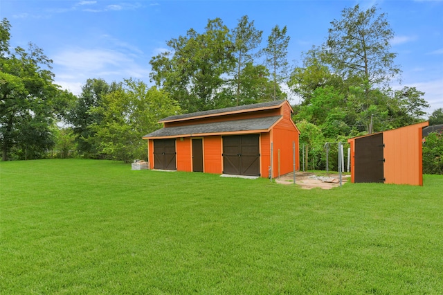 view of yard featuring a storage shed