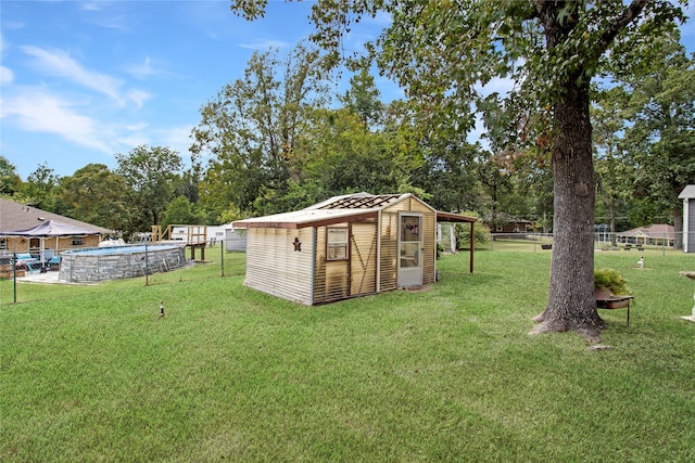 view of yard featuring a storage shed