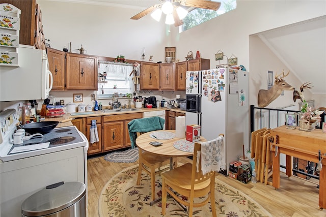 kitchen featuring white appliances, light hardwood / wood-style floors, sink, ceiling fan, and ornamental molding