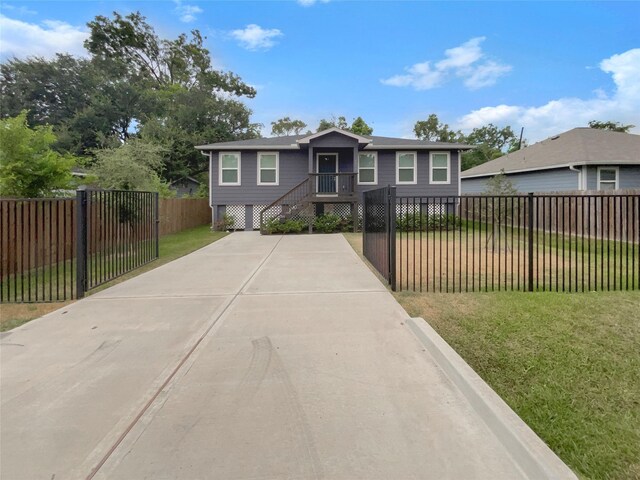 view of front of home featuring a front lawn