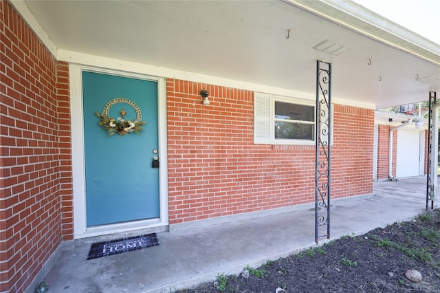 entrance to property featuring covered porch