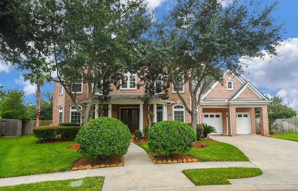 view of front of home featuring a front yard