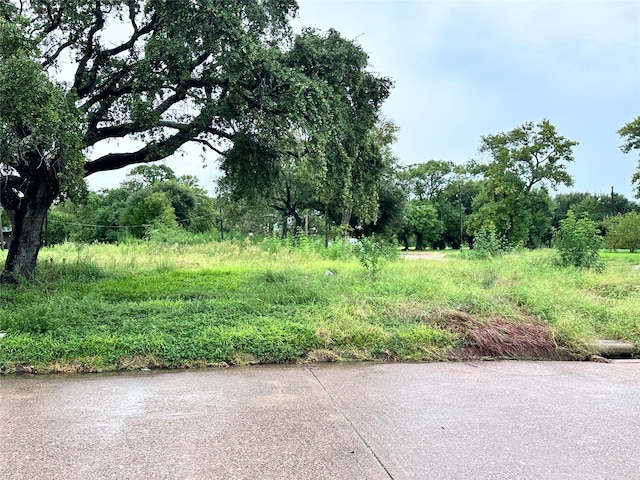 Listing photo 3 for 423 3rd Ave N, Texas City TX 77590