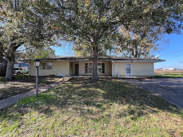 single story home with a front lawn