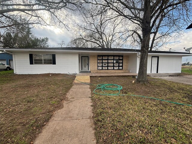 view of front of home featuring a front lawn