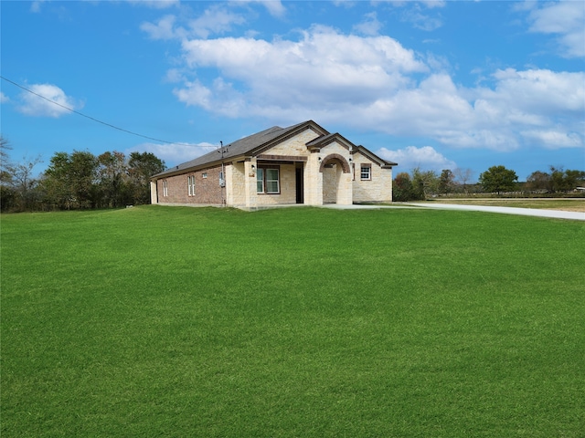 single story home featuring a front lawn