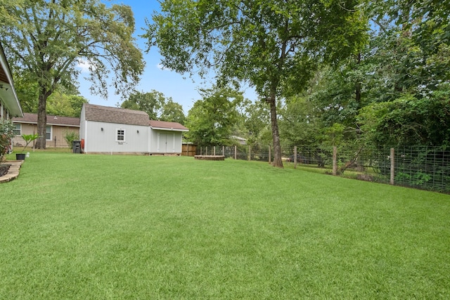 view of yard with an outbuilding