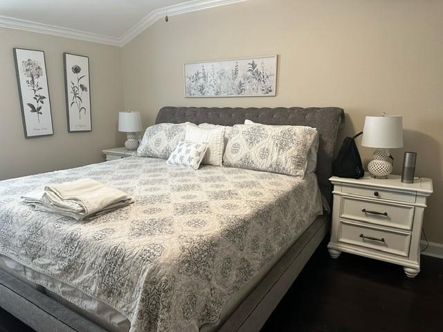 7410 Ashmole Ln, Houston, TX 77088 - bedroom featuring ornamental molding