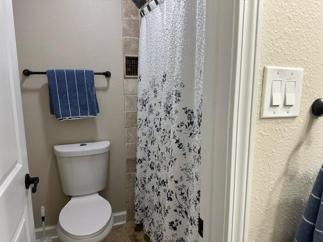 7410 Ashmole Ln, Houston, TX 77088 - bathroom with tiled shower and toilet