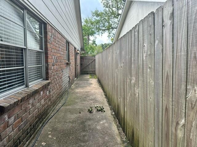 7410 Ashmole Ln, Houston, TX 77088 - view of side of home with brick siding