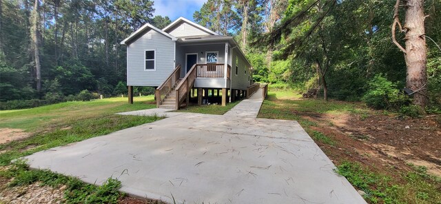 view of front of property featuring covered porch and a front yard