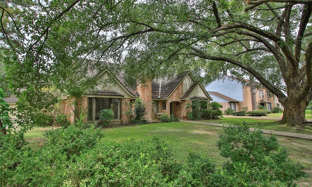 view of front facade featuring a front lawn