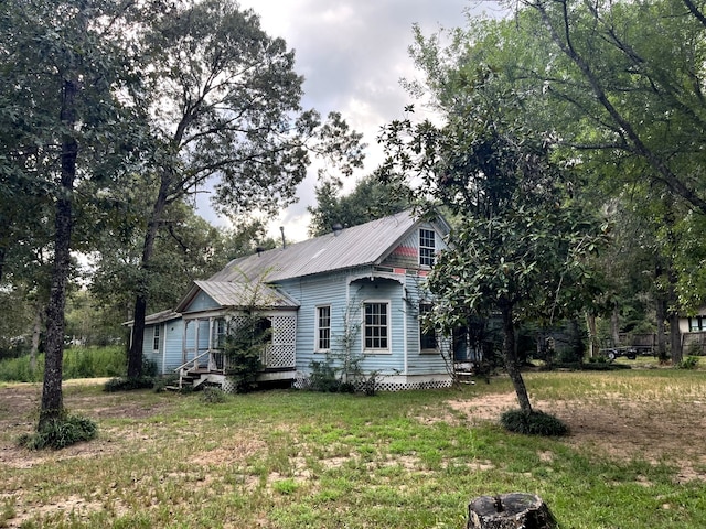 view of front of home featuring a front yard